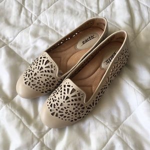 NWT! Earth Begonia Flats Off White Leather